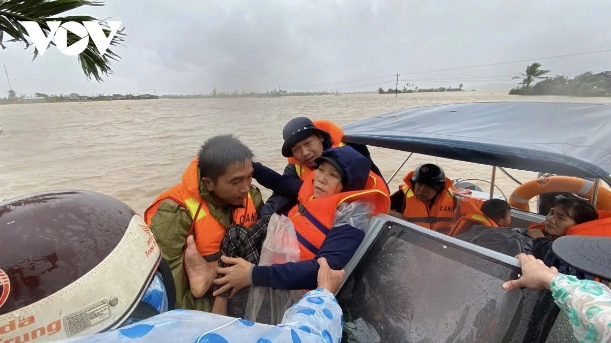 Lực lượng chức năng Đắk Lắk đã tiếp cận và di dời dân ở xã Hoà Thịnh, là một trong những vùng ngập nặng nhất tỉnh đợt này.