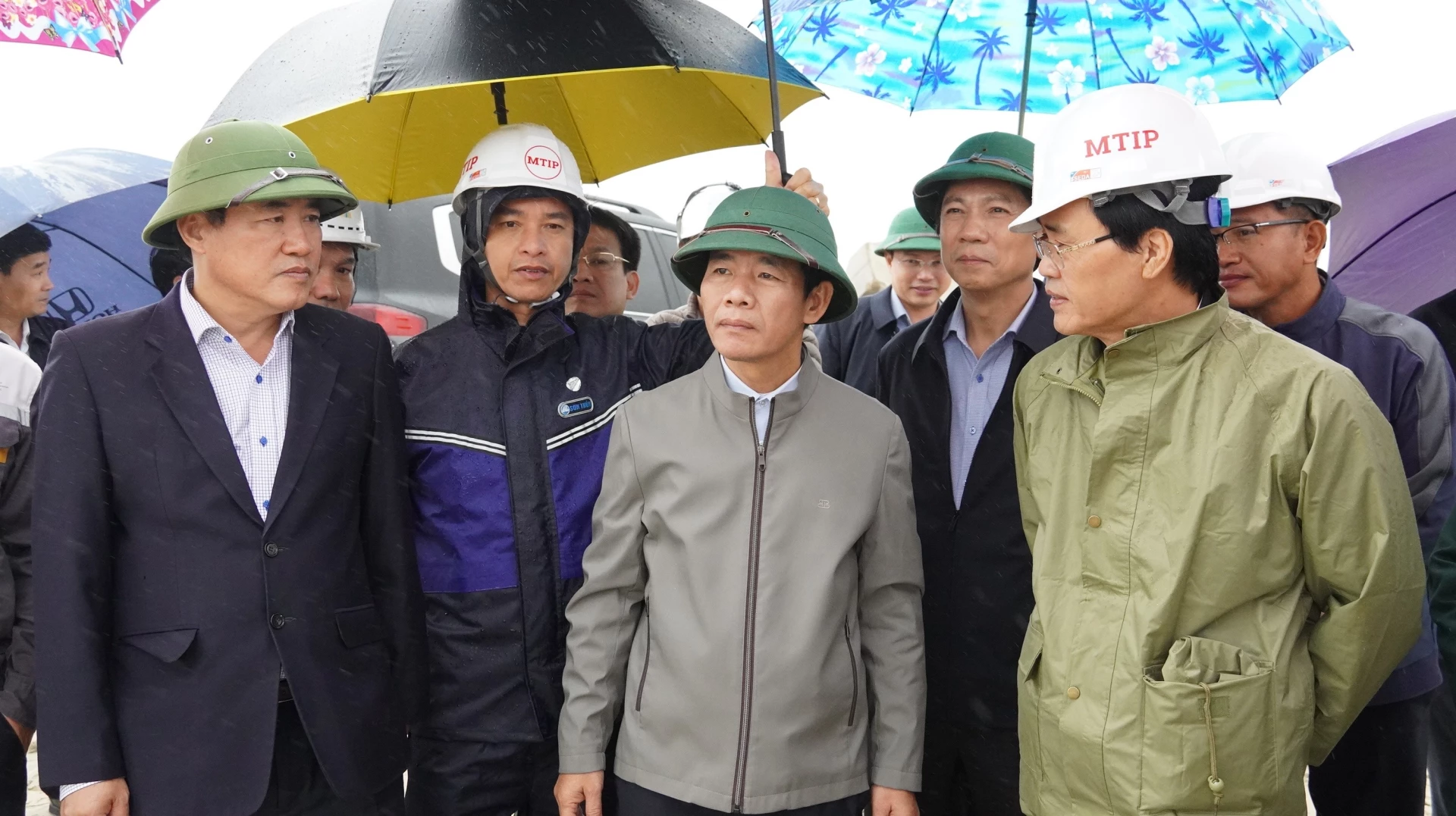 Đồng chí Bí thư Tỉnh ủy Nguyễn Văn Phương kiểm tra dự án đầu tư xây dựng Khu bến cảng Mỹ Thủy - Ảnh: QV