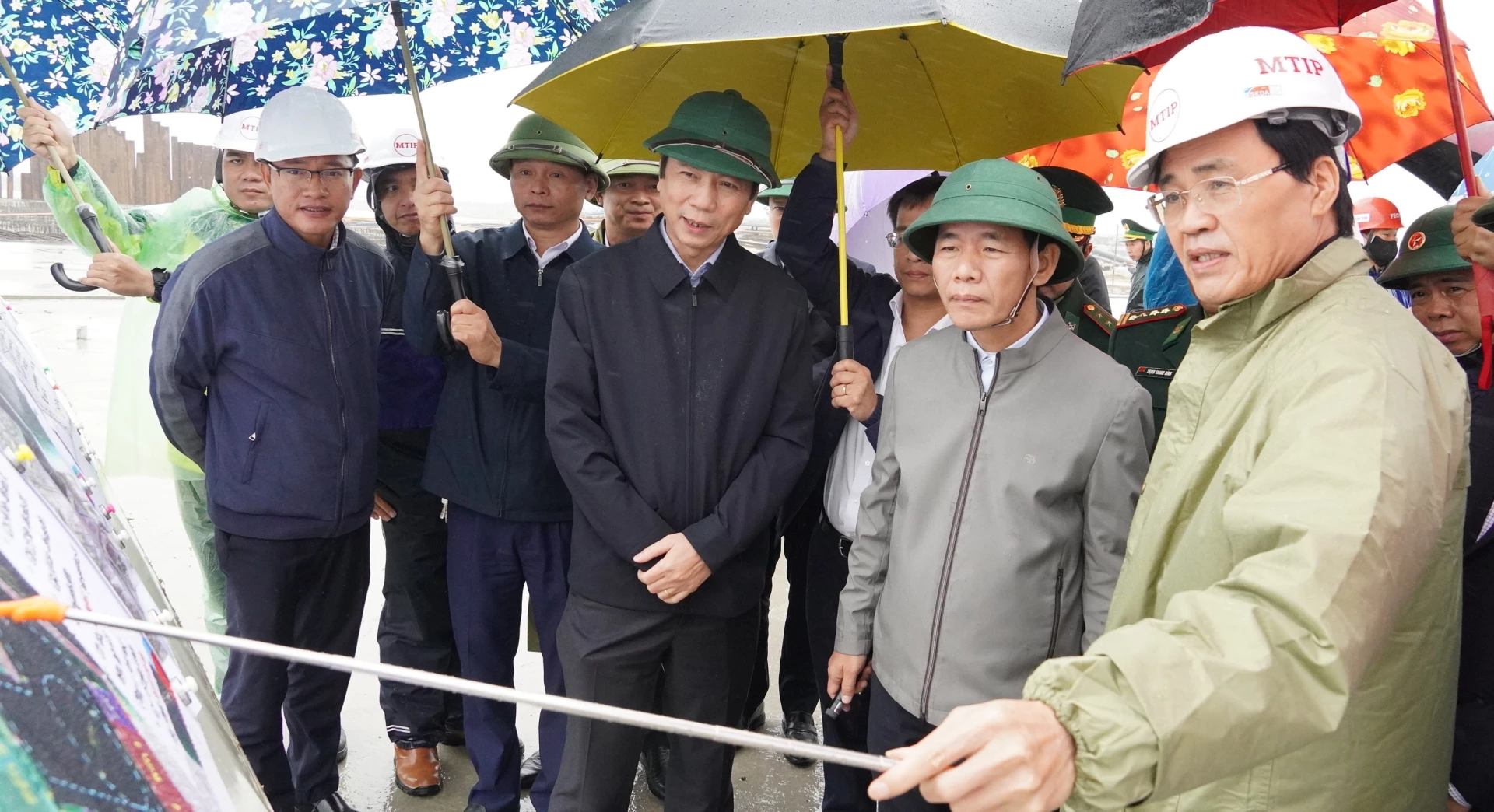 Đồng chí Bí thư Tỉnh ủy Nguyễn Văn Phương kiểm tra dự án đầu tư xây dựng Khu bến cảng Mỹ Thủy - Ảnh: QV