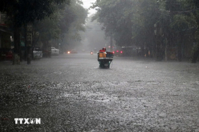 Mưa lớn khiến nhiều tuyến đường tại Nghệ An ngập nặng. (Ảnh: TTXVN phát)