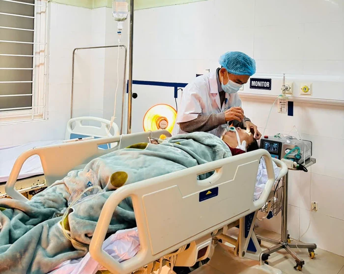 2 người nguy kịch do ngộ độc khí CO khi sưởi than