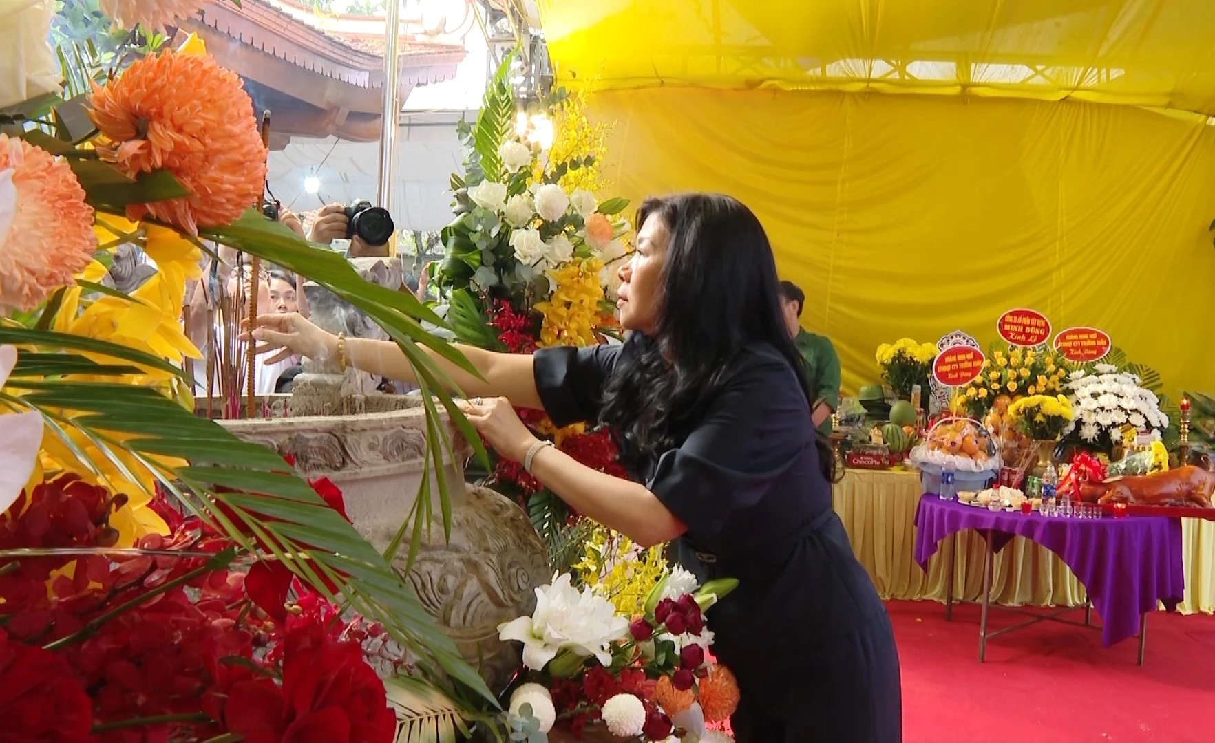 Bà Ngô Phương Ly, Phu nhân Tổng Bí thư Tô Lâm dâng hương tưởng nhớ các AHLS - Ảnh: QV