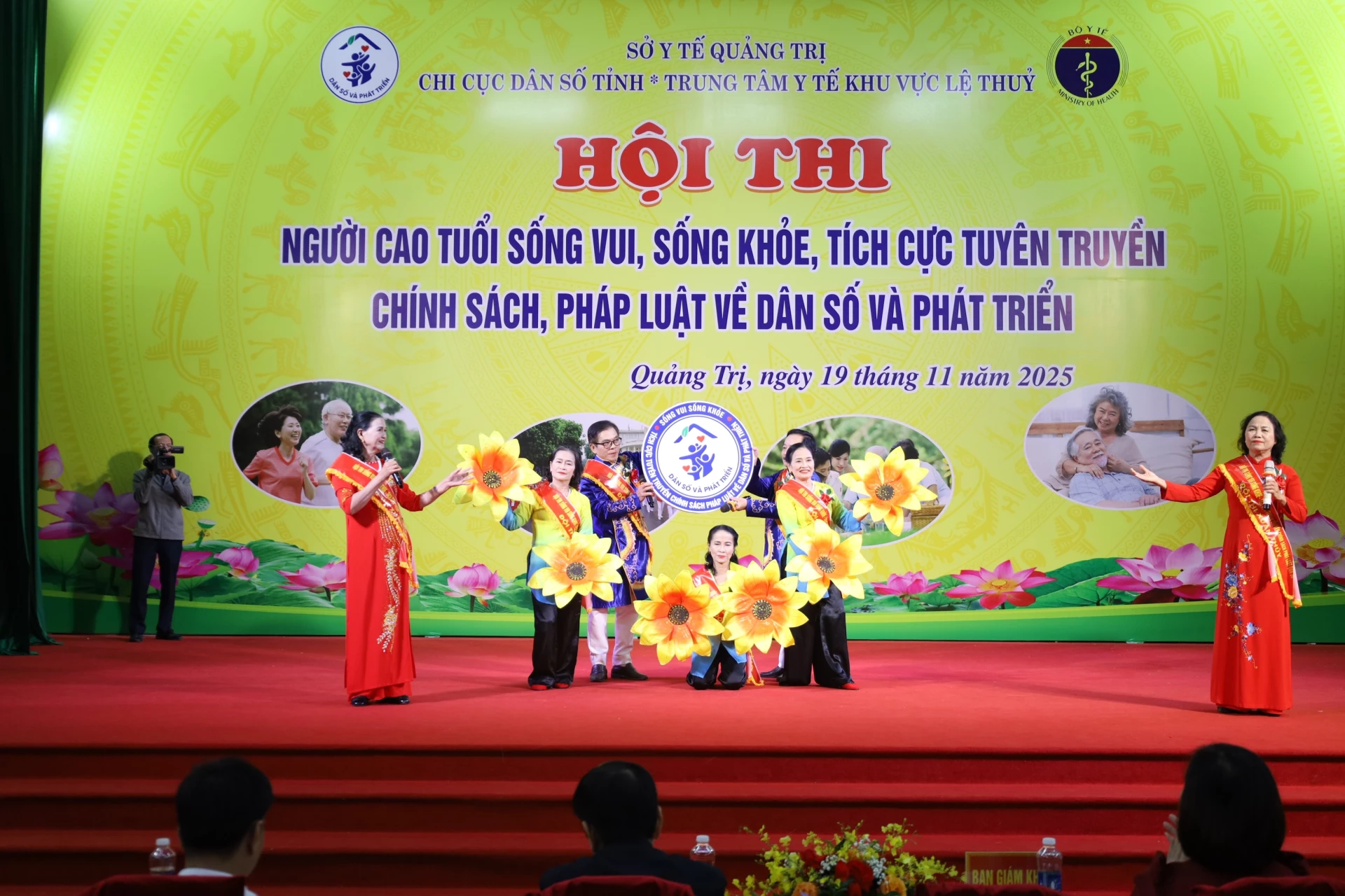 Phần thi chào hỏi của đội Xuân Thủy. Ảnh: Quang Ngọc