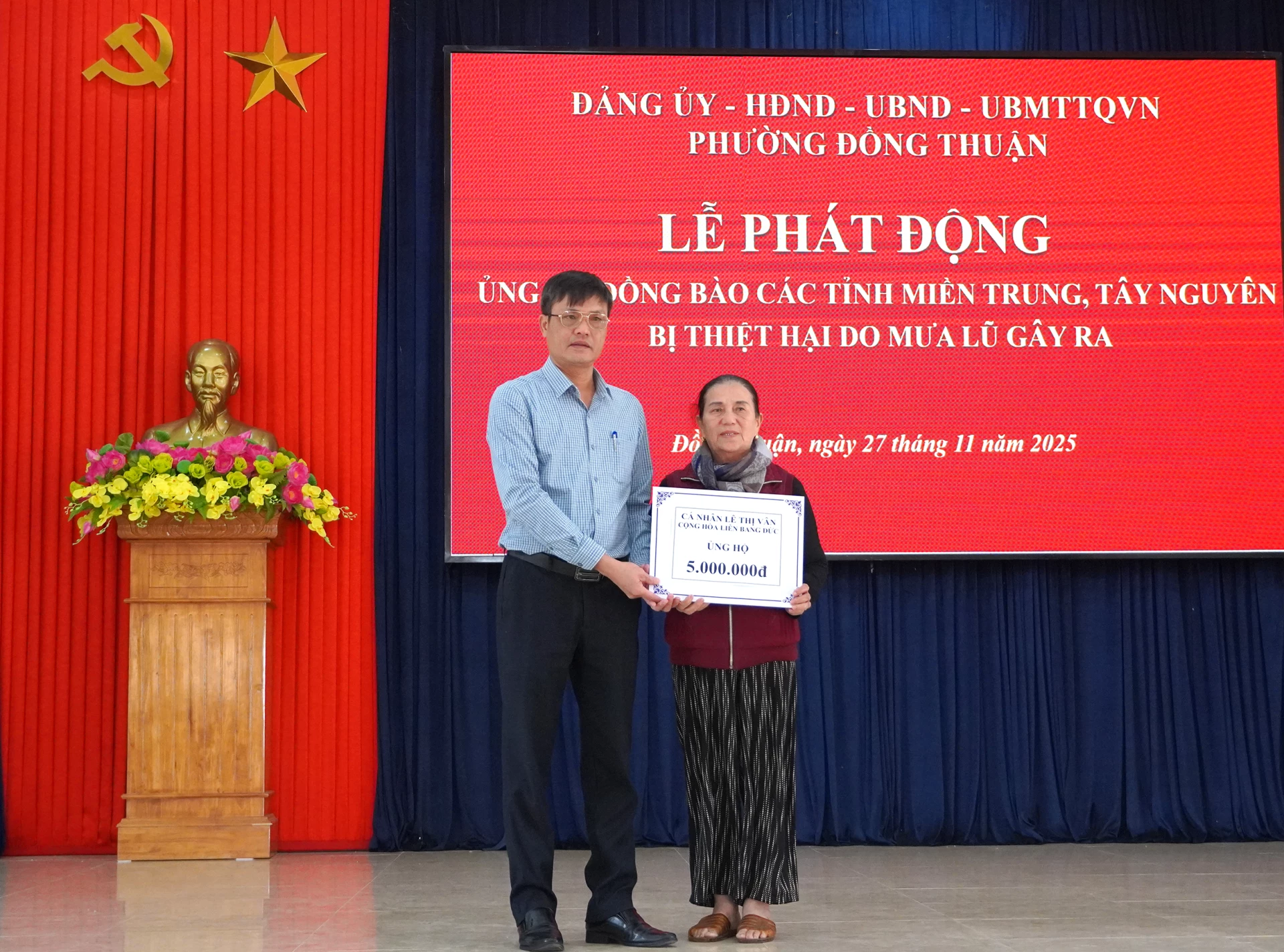 Một hộ cá nhân ủng hộ. Ảnh; H.Tr