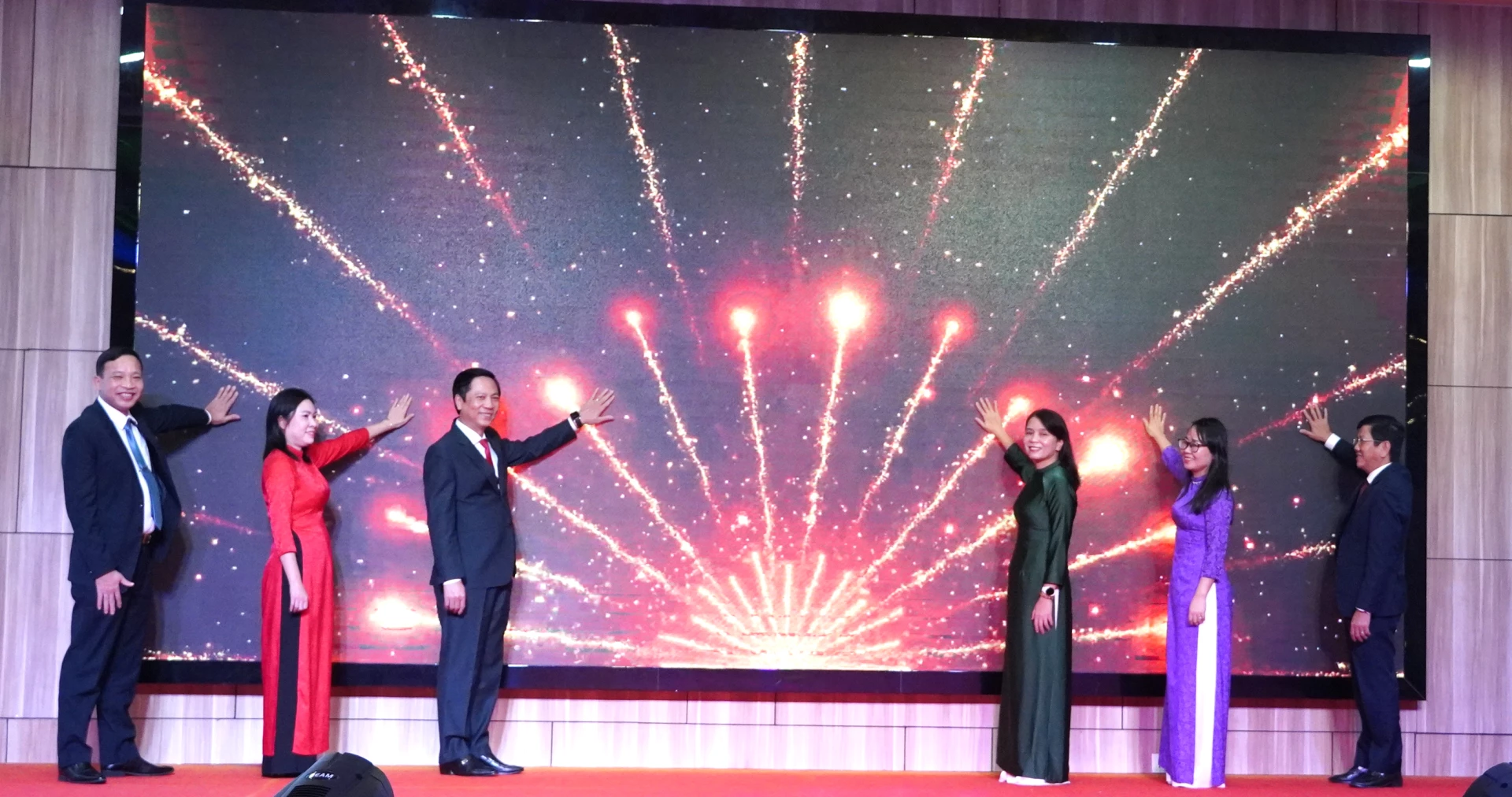 Đồng chí Hoàng Nam, Phó Chủ tịch Thường trực UBND tỉnh và đại diện lãnh đạo các sở, ngành nhấn nút phát động “Tháng hành động vì bình đẳng giới và phòng ngừa, ứng phó với bạo lực trên cơ sở giới năm 2025”. Ảnh: H.Tr.