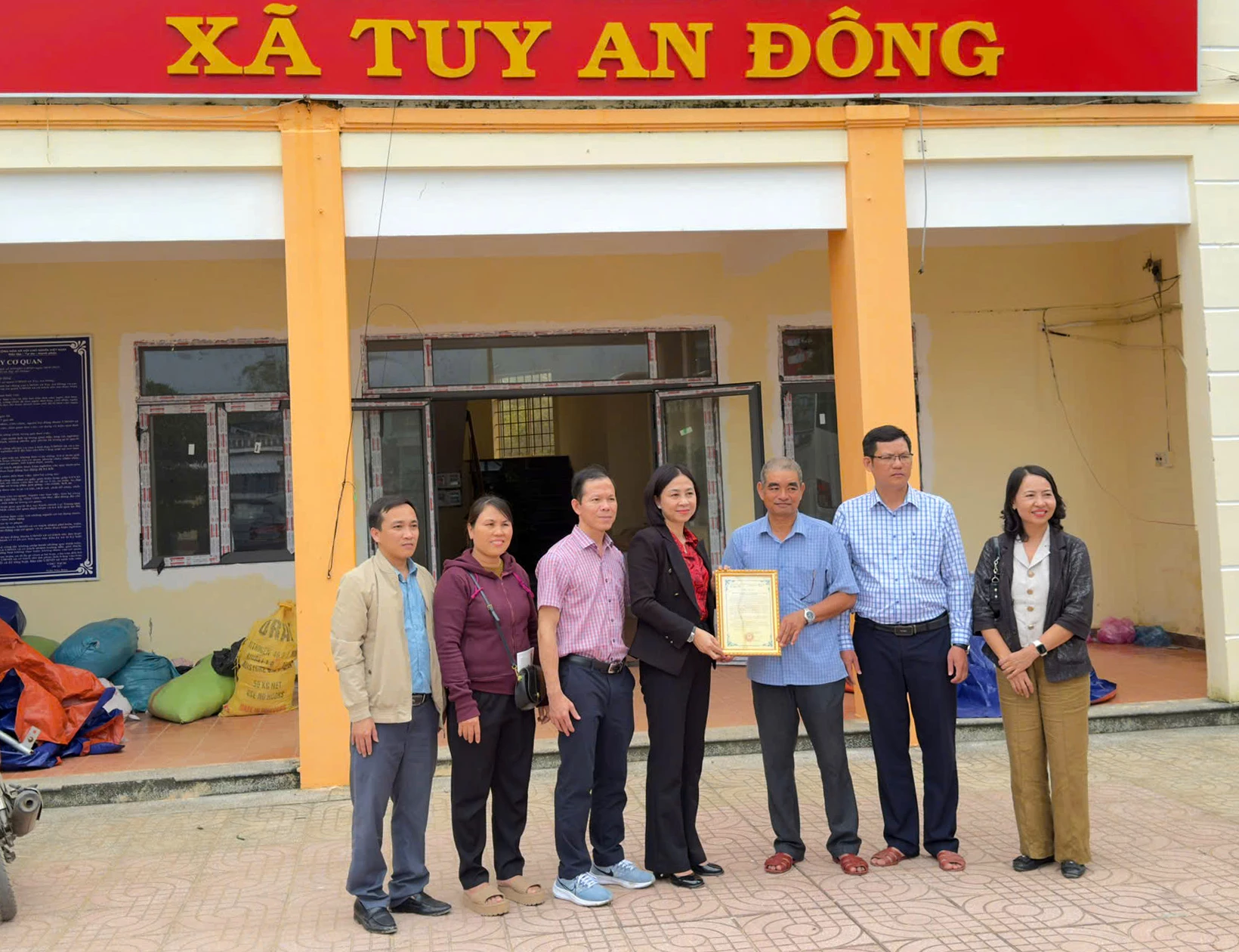 Cấp ủy chính quyền xã Tuy An Đông trao thư cảm ơn lãnh đạo và Nhân dân phường Đồng Sơn. Ảnh: T. C.