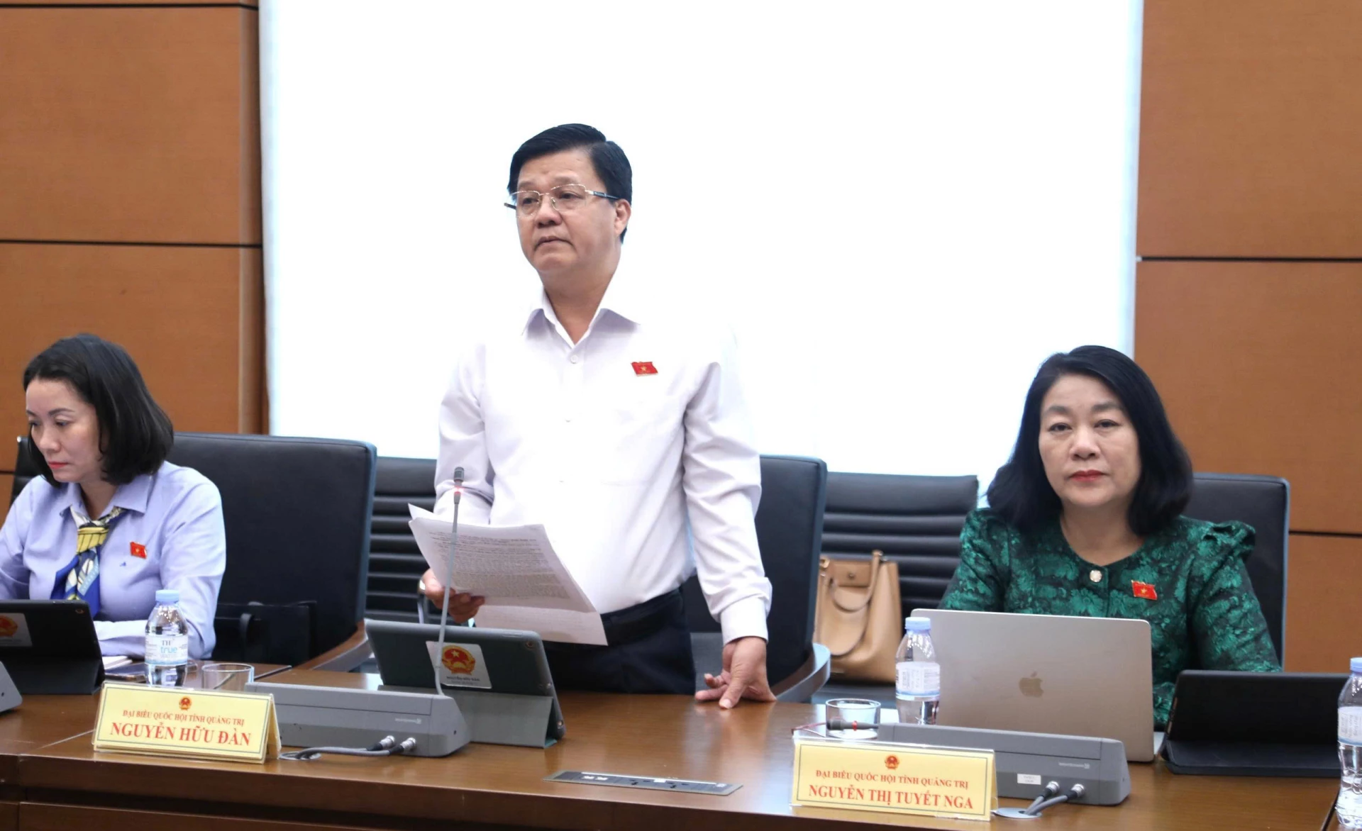 Đồng chí Nguyễn Hữu Đàn thảo luận tại tổ - Ảnh T.T