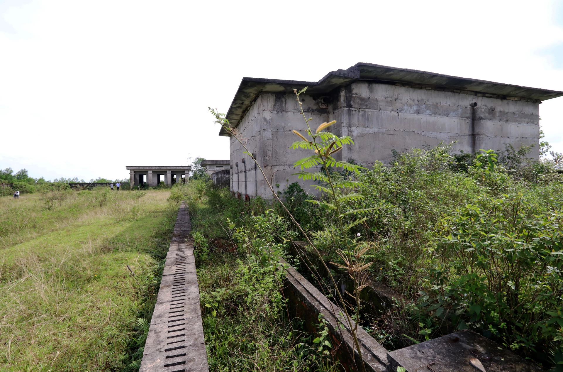 Cảnh hoang tàn của công trình - Ảnh: T.L