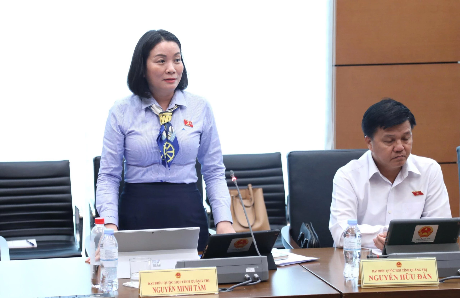 Đồng chí Nguyễn Minh Tâm thảo luận tại tổ - Ảnh: H.N