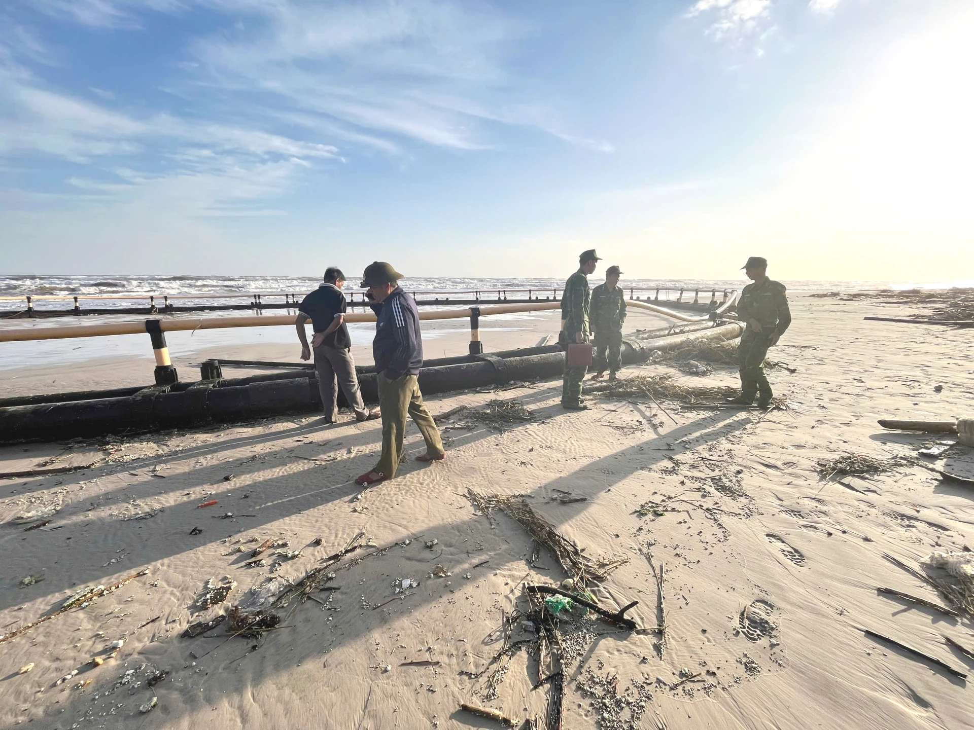 Chiếc bè nuôi trồng thủy sản trôi dạt vào bờ biển thôn Tân Mạch, xã Vĩnh Hoàng - Ảnh: NT