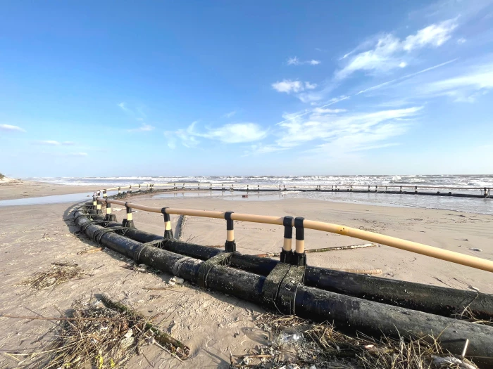 Phát hiện một bè nuôi trồng thủy sản dạt vào bờ biển xã Vĩnh Hoàng