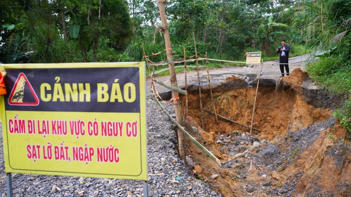 Khe Sanh xuất hiện nhiều điểm sạt lở, sụt lún nghiêm trọng