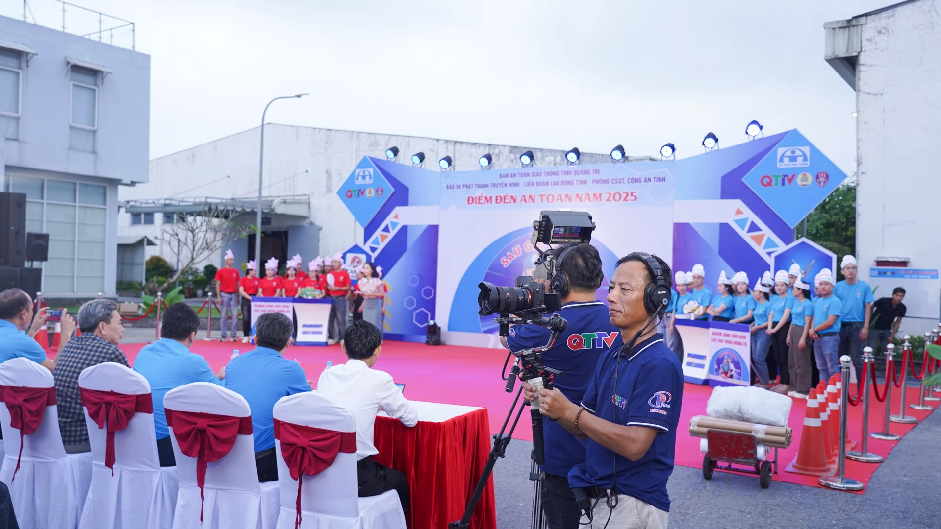 Sân chơi Điểm đến an toàn năm 2025 Sau giờ tan ca được Báo và Phát thanh, truyền hình Quảng Trị ghi hình 2 trận đấu tại 2 doanh nghiệp khác nhau - Ảnh: Lê Trường