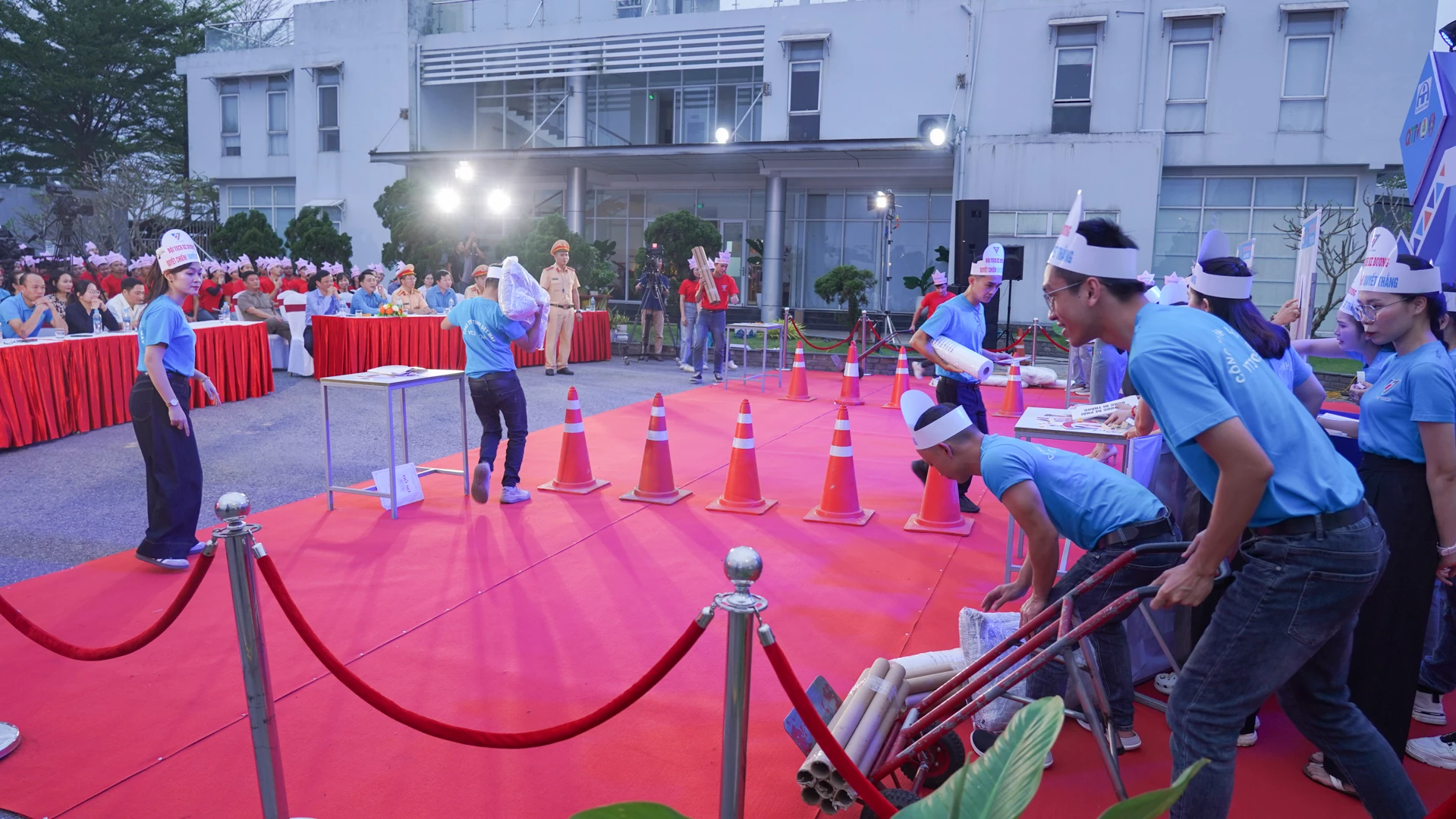 Điểm đến an toàn năm 2025 Sau giờ tan ca không chỉ giúp công nhân, người lao động trang bị những kiến thức cần thiết khi tham gia giao thông mà còn tạo nên một sân chơi bổ ích, lành mạnh - Ảnh: Lê Trường