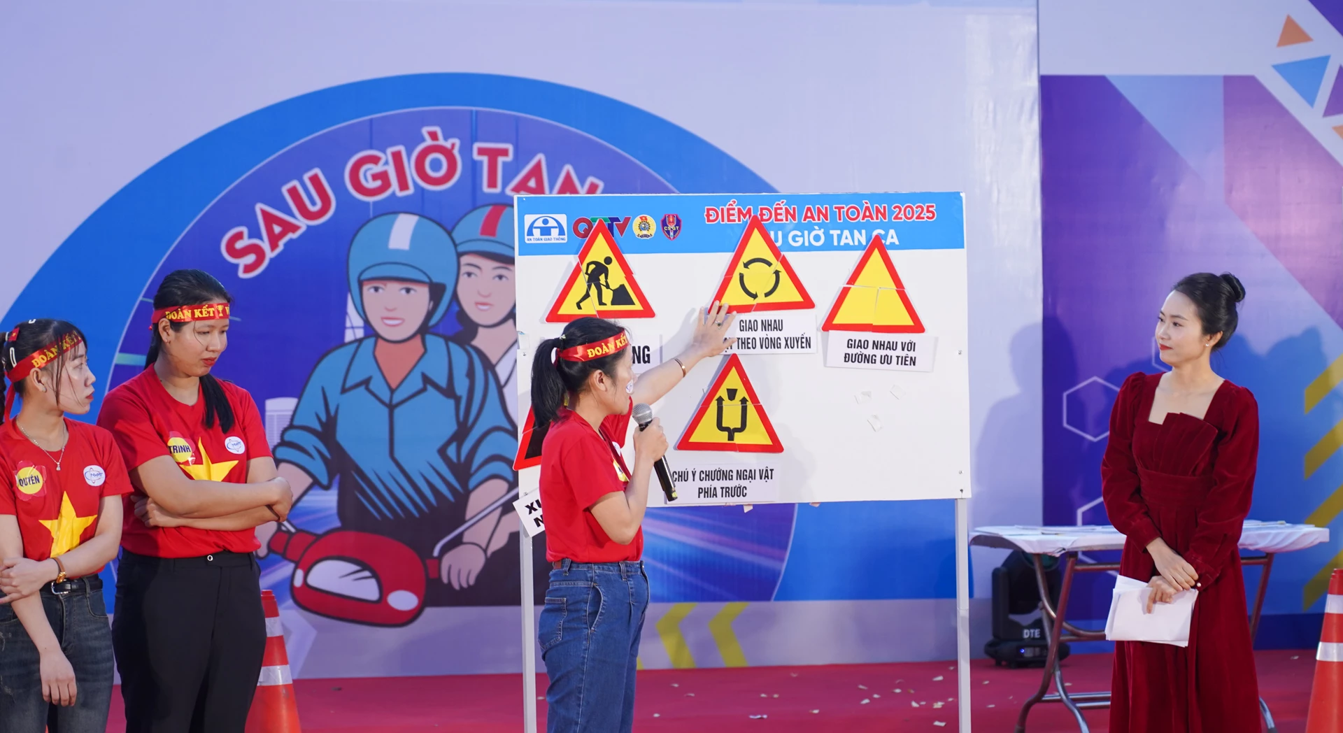 Các đội tham gia phần thi Nhanh tay nhanh mắt - Ảnh: Lê Trường