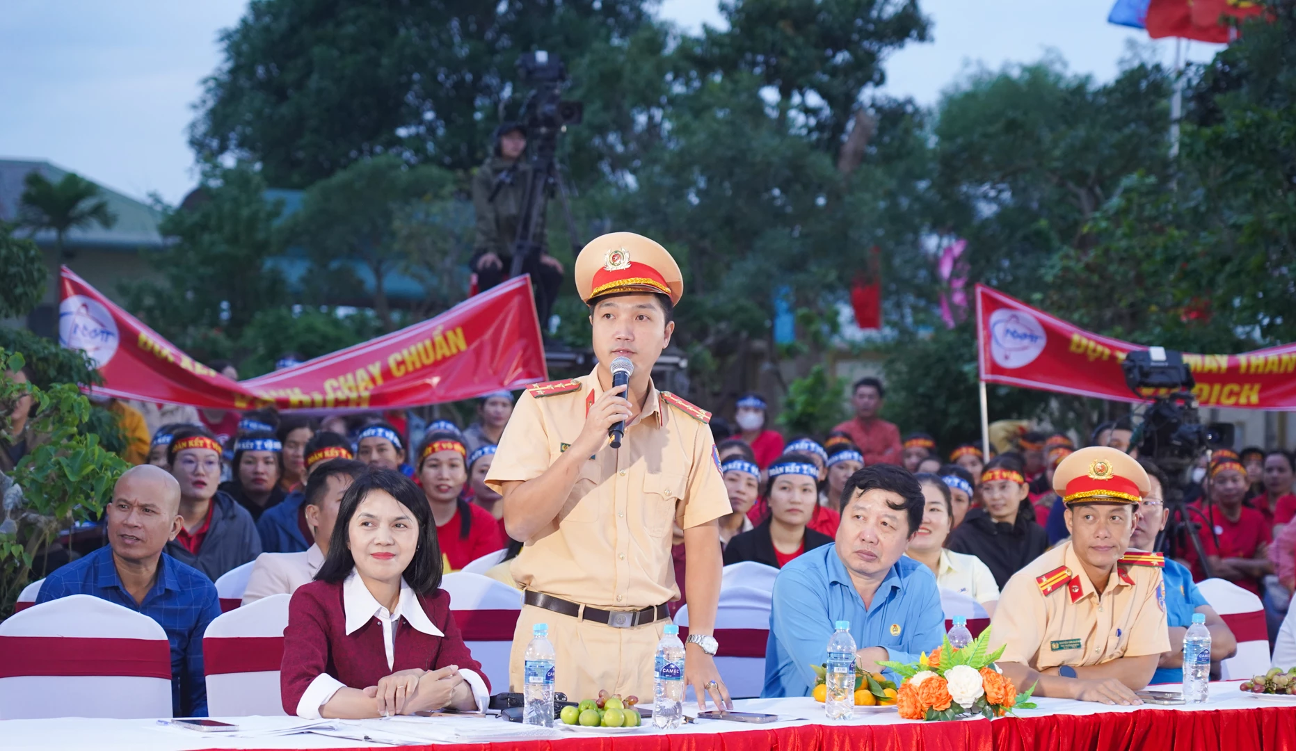 Đại diện Phòng CSGT Công an tỉnh giải thích các câu hỏi tại sân chơi - Ảnh: Lê Trường