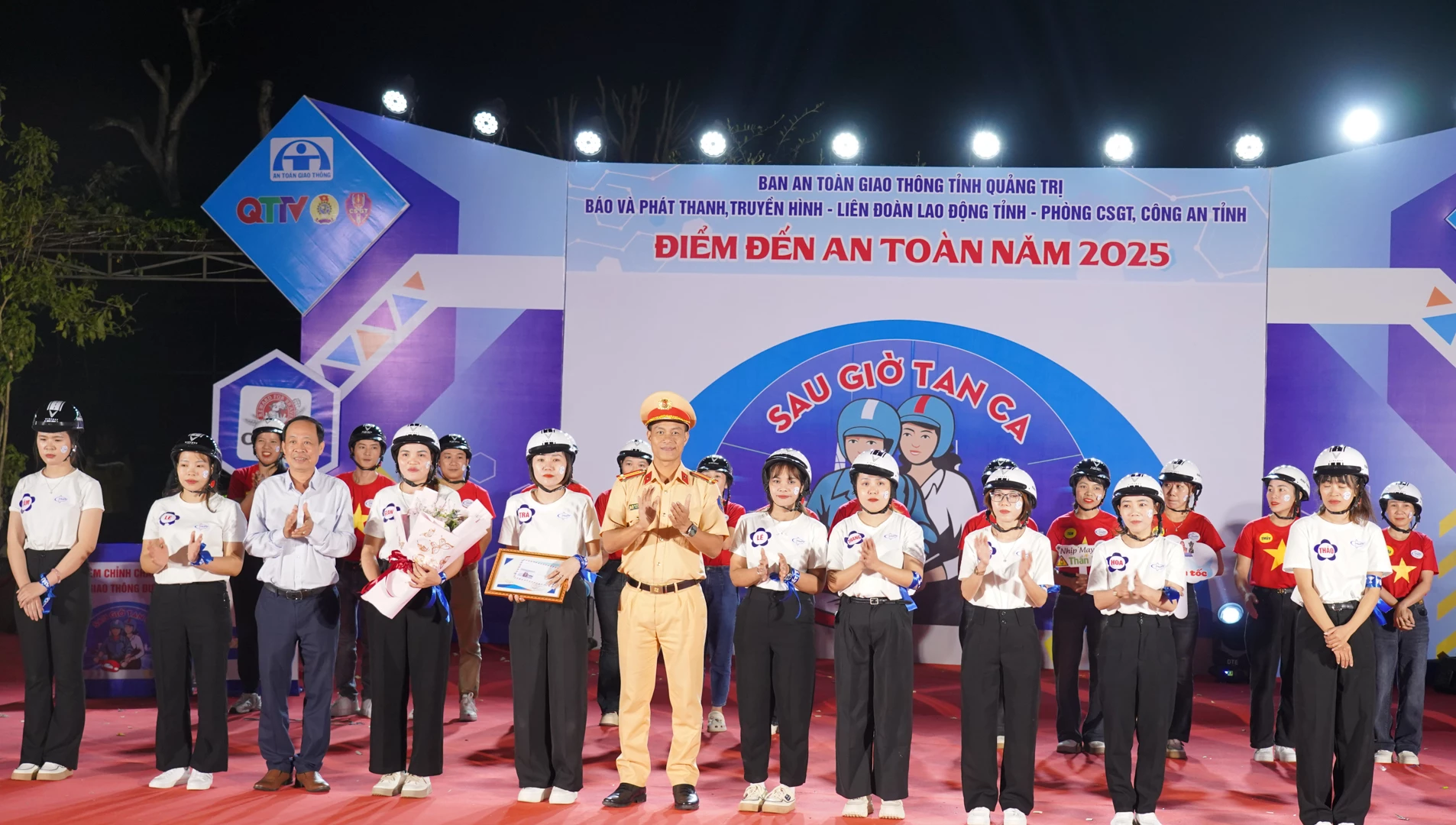 Phó Tổng Biên tập Báo và Phát thanh, Truyền hình Quảng Trị Nguyễn Chí Linh; Phó Trưởng phòng CSGT, Trung tá Nguyễn Văn Quảng trao giải cho đội đạt giải Nhì - Ảnh: Lê Trường