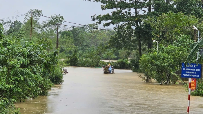 ​​​​​​​Mưa lớn gây ngập lụt sâu, nhiều địa phương miền núi bị cô lập