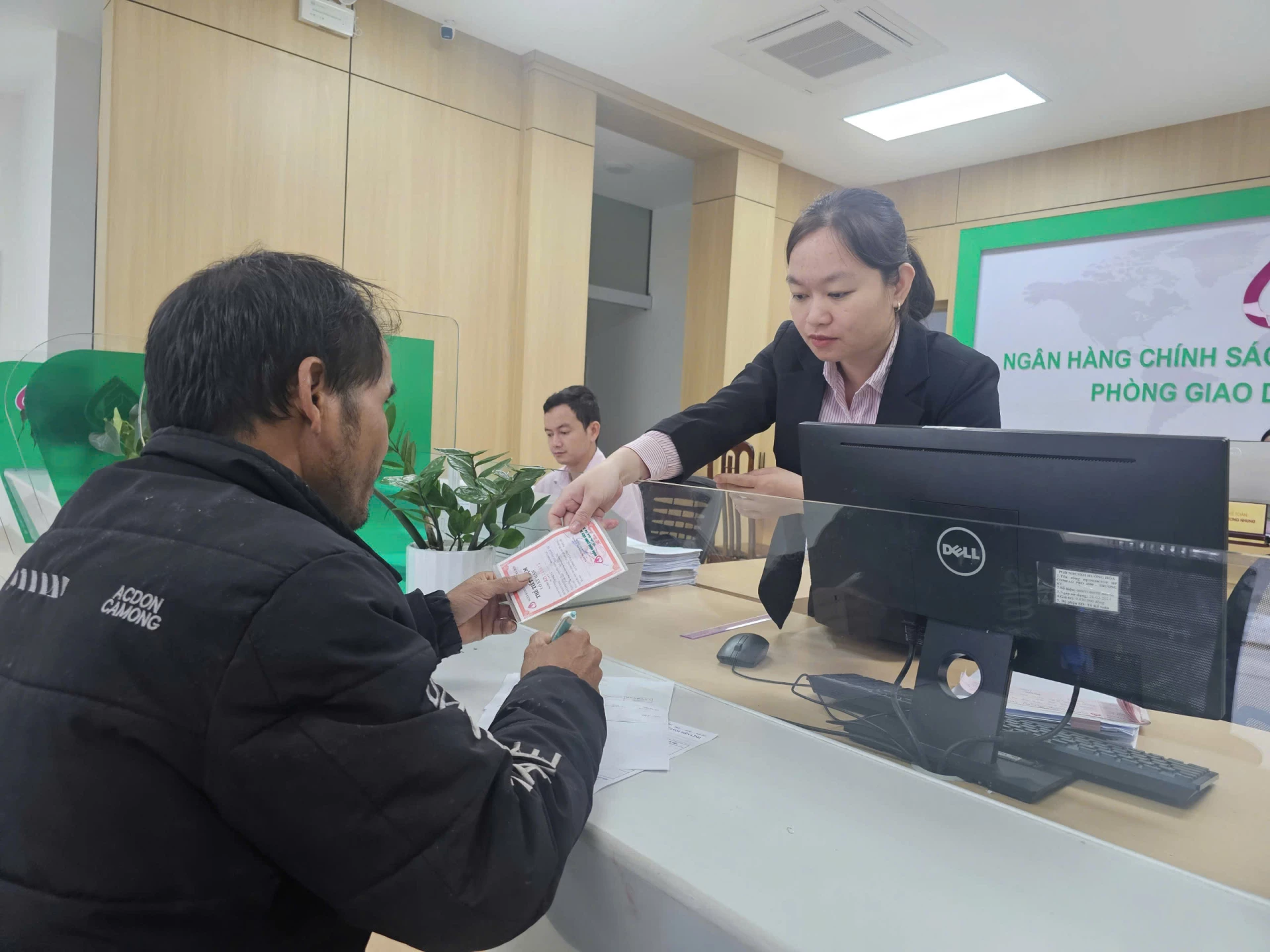 Nguồn vốn từ ngân sách địa phương ủy thác qua Ngân hàng CSXH tỉnh giúp nhiều người dân được tiếp cận với vốn vay ưu đãi- Ảnh: T.P