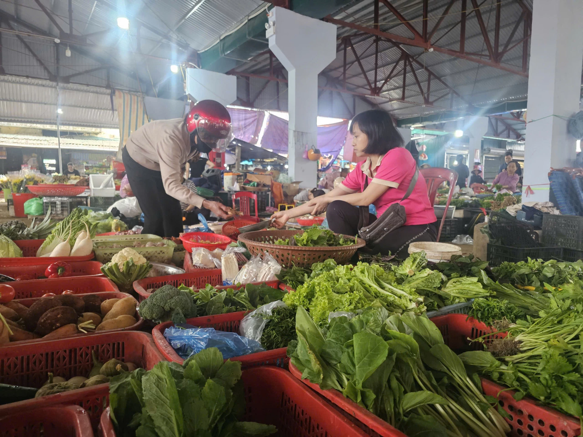 Thị trường rau củ trở nên đắt đỏ do ảnh hưởng của mưa lũ - Ảnh: N.P