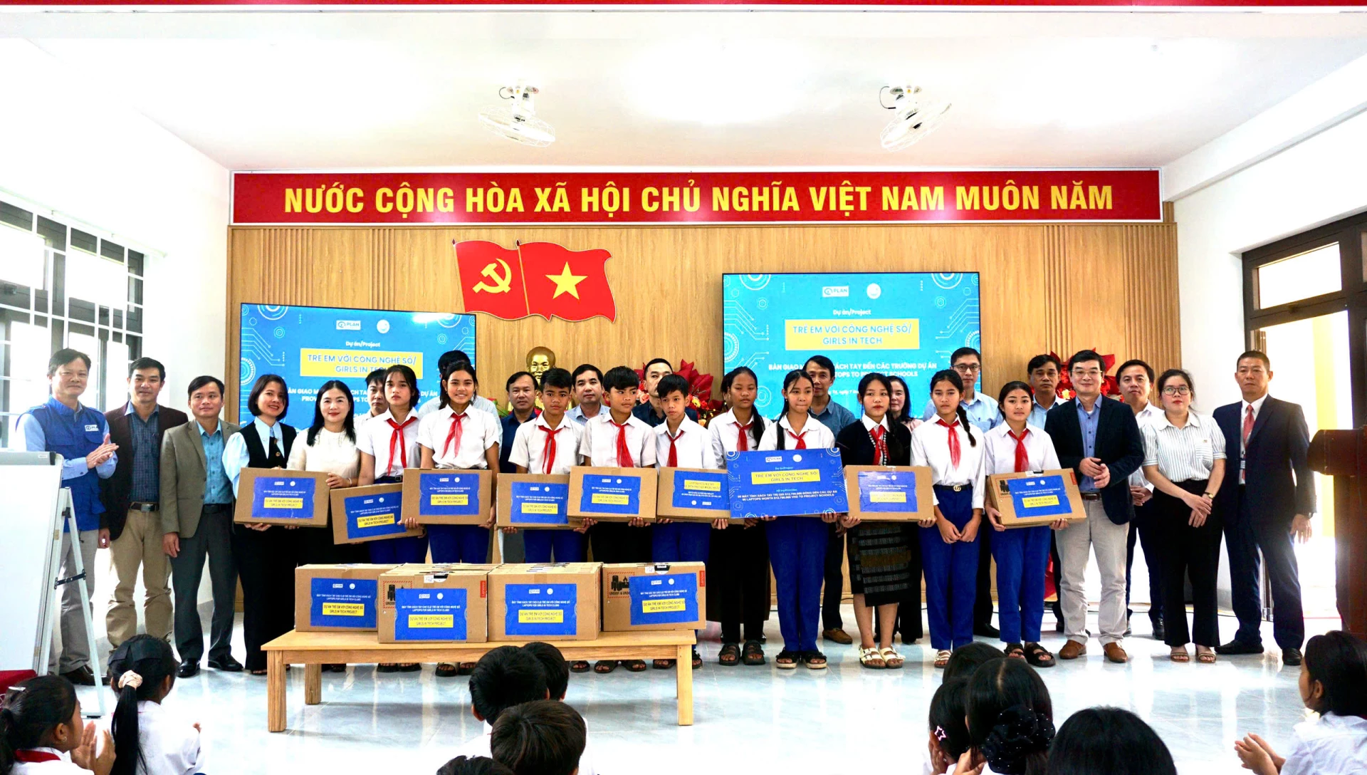 Trao máy tính cho các em học sinh nằm trong câu lạc bộ Trẻ em với công nghệ số - Ảnh: T.P