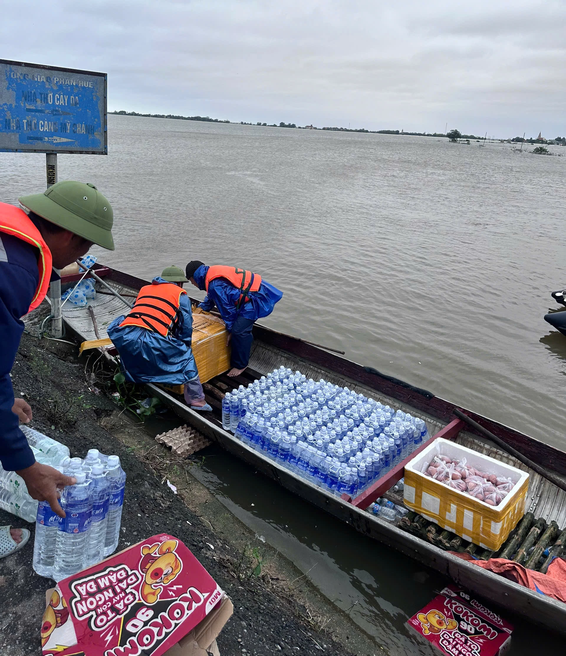 Đưa hàng ra với bà con bị cô lập vì mưa lũ ở vùng Càng - Ảnh: P.P