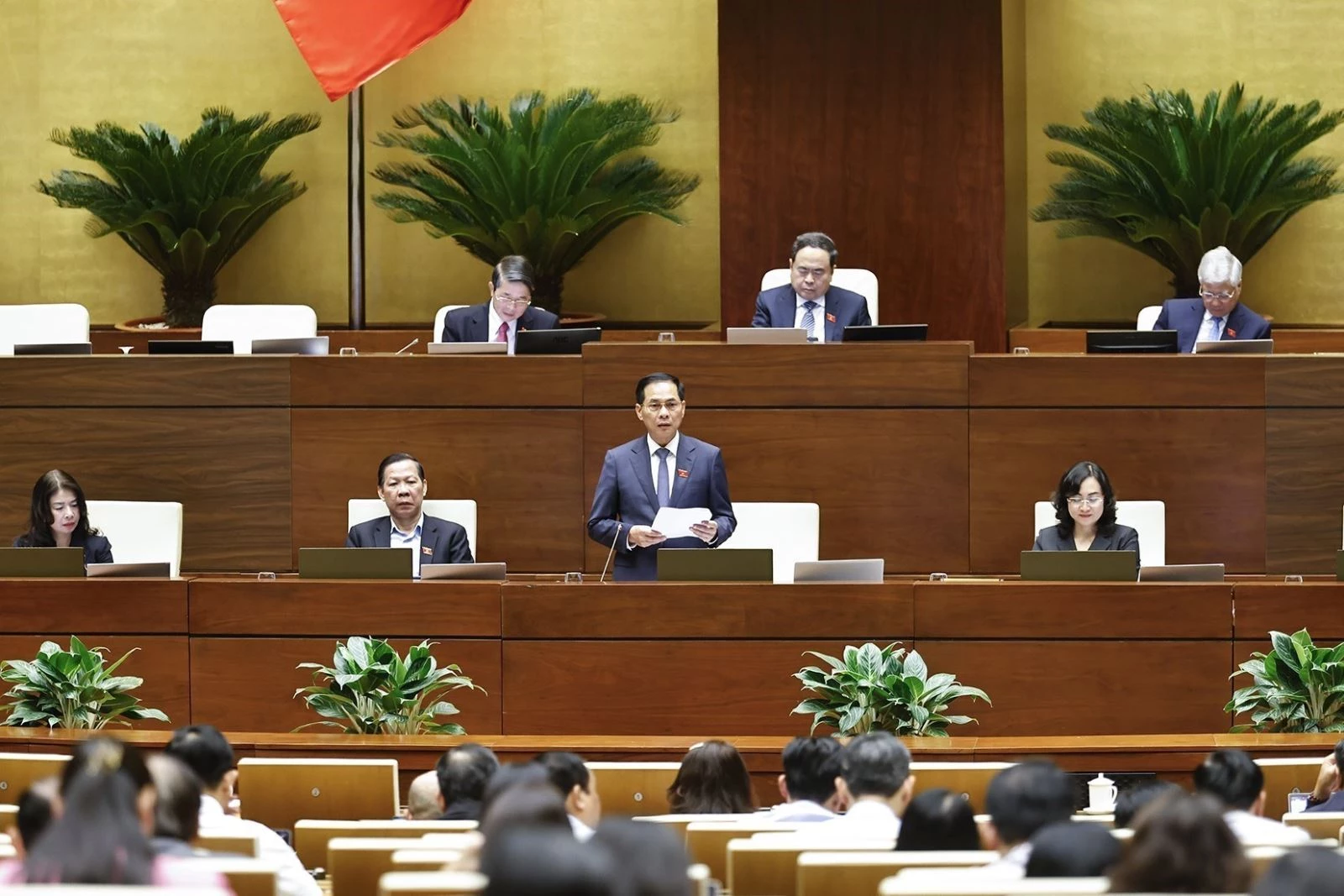 Phó Thủ tướng Bùi Thanh Sơn giải trình, làm rõ một số vấn đề đại biểu Quốc hội nêu. Ảnh: Doãn Tấn/TTXVN