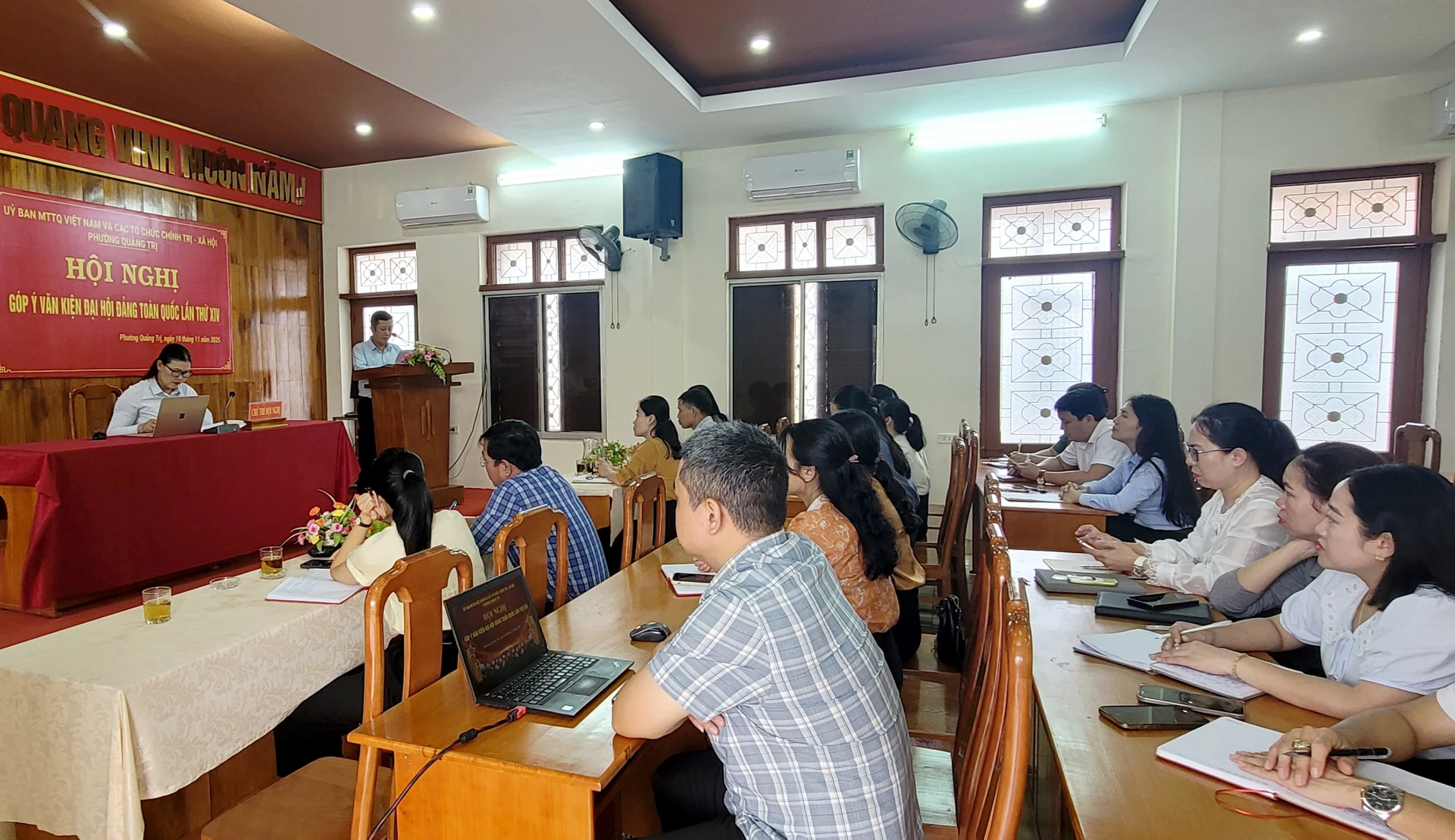 Ủy ban MTTQVN phường Quảng Trị tổ chức hội nghị tham gia góp ý vào các dự thảo Văn kiện Đại hội XIV của Đảng cho đội ngũ cán bộ cốt cán - Ảnh: T.L