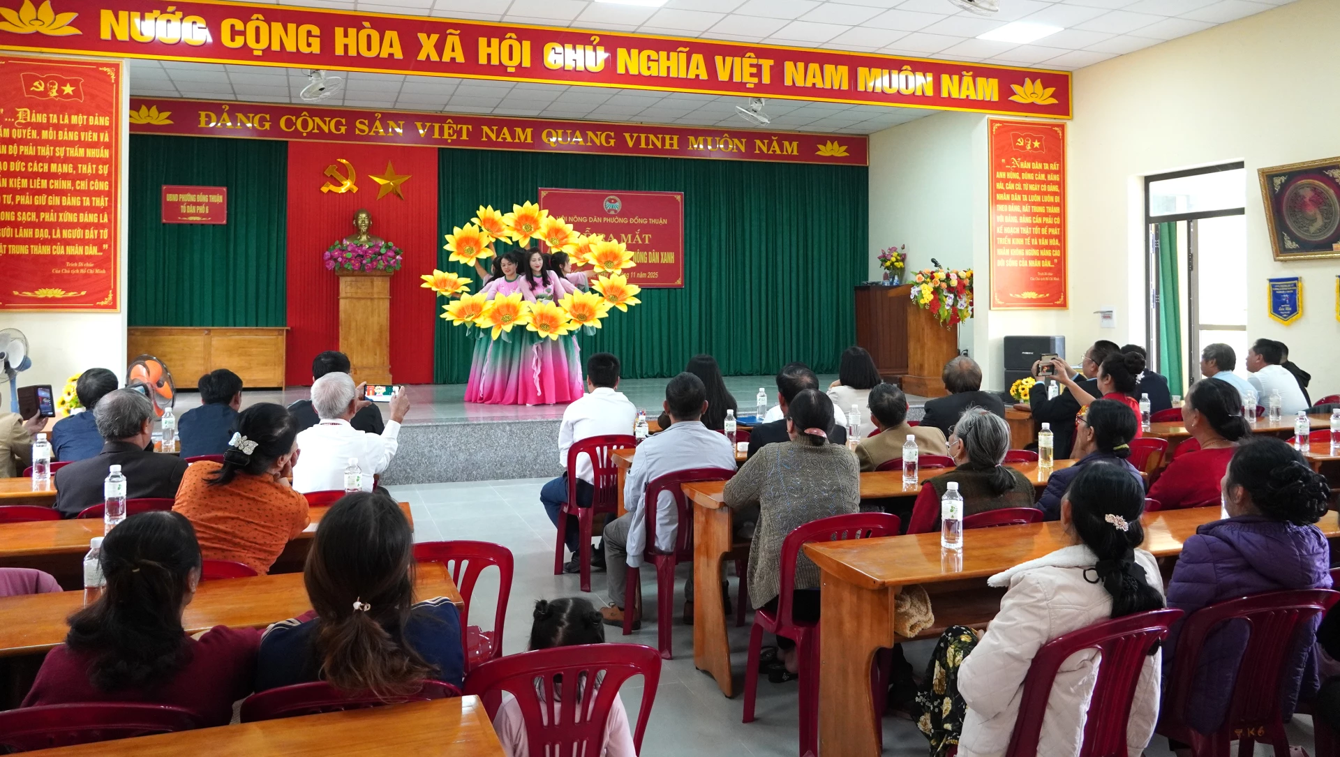 Quang cảnh lễ ra mắt Tổ hội nông dân nghề nghiệp “Nông dân xanh”. Ảnh: H.Tr.