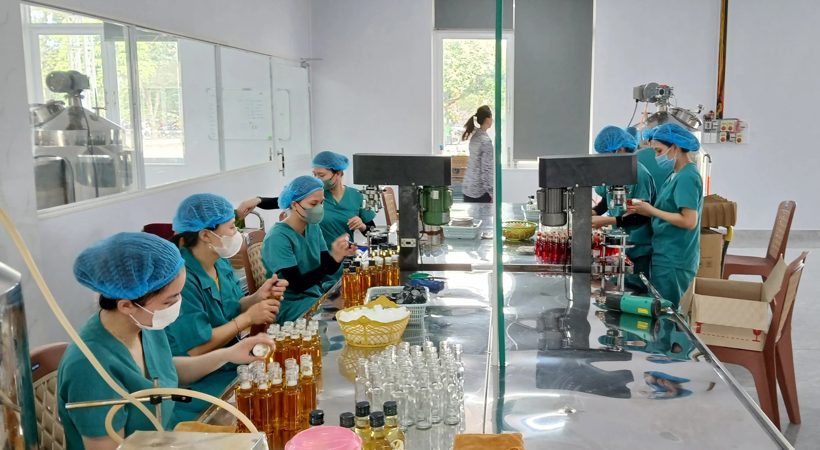 Sản xuất dầu lạc tại Công ty TNHH MTV Từ Phong - Ảnh: X.D