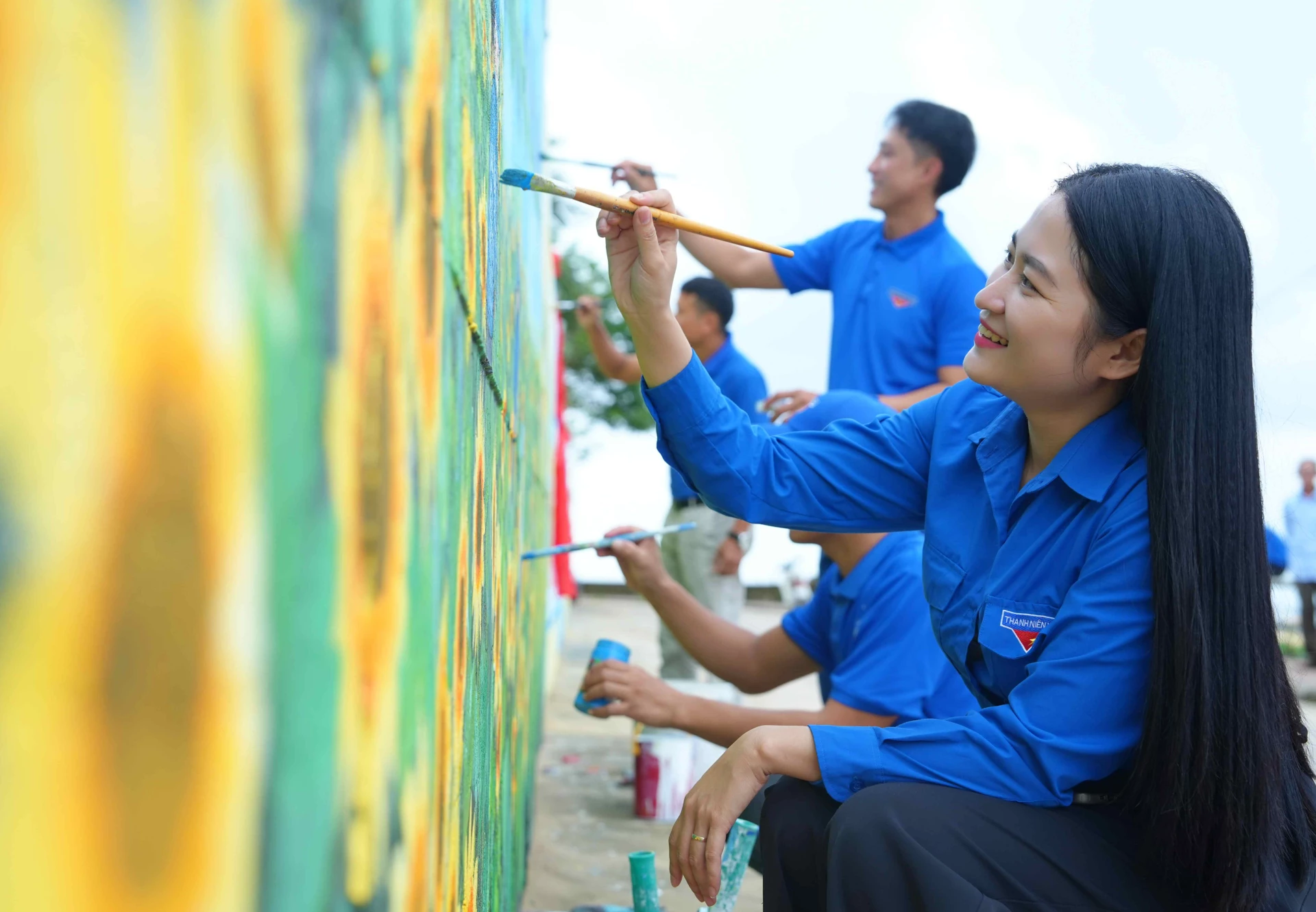 Cán bộ đoàn, đoàn viên, thanh niên xã Nam Trạch góp sức làm nên “Con đường bích họa thanh niên” - Ảnh: Q.H