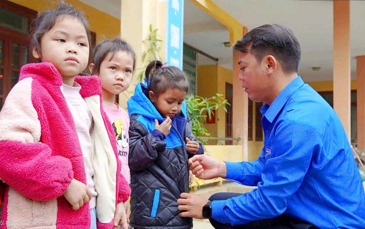 Bí thư Đoàn Thanh niên UBND tỉnh Nguyễn Tuấn Hùng tặng áo ấm cho trẻ em có hoàn cảnh khó khăn - Ảnh: Q.H