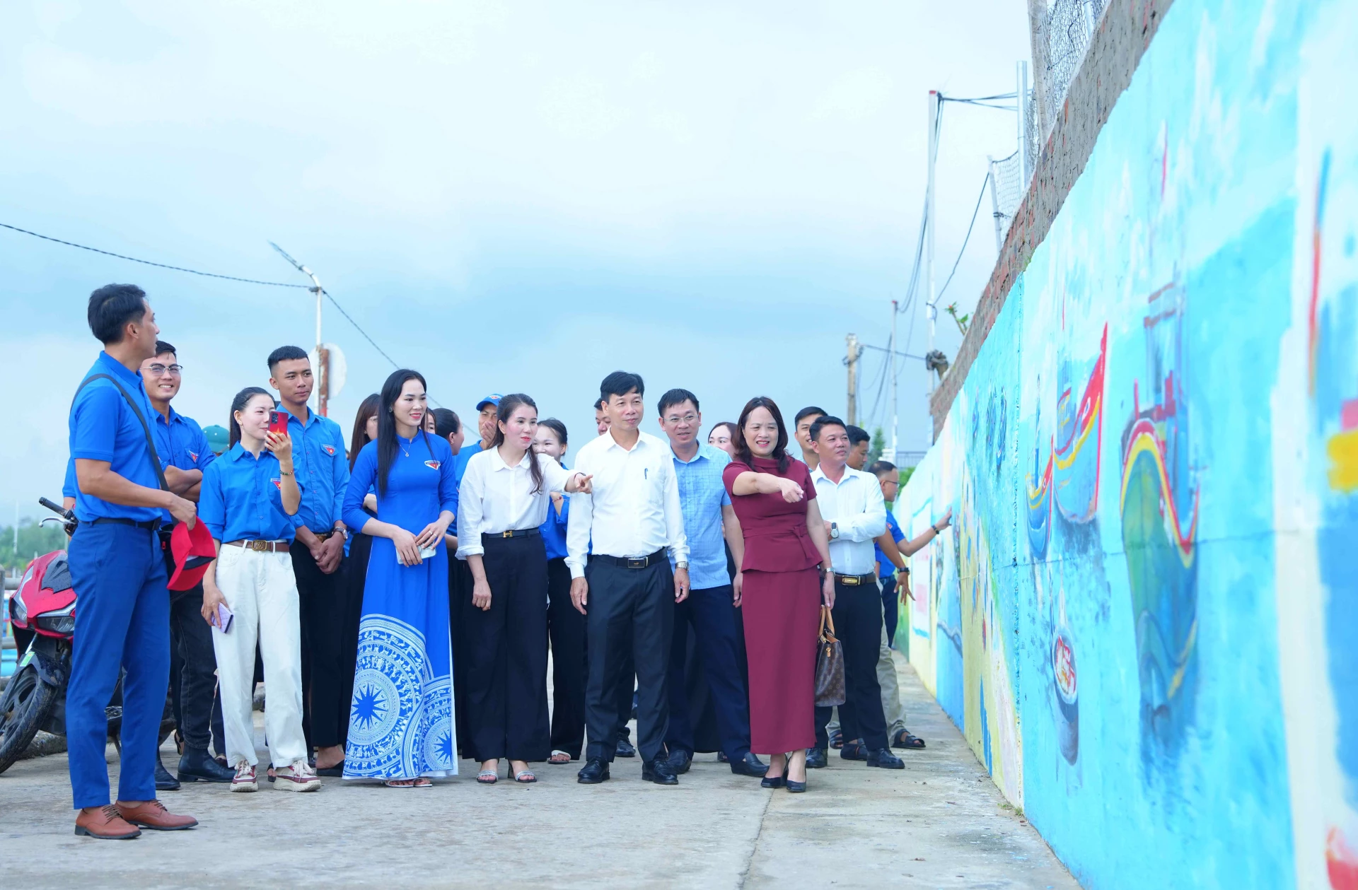 Cán bộ, người dân tham quan “Con đường bích họa thanh niên” - Ảnh: Q.H