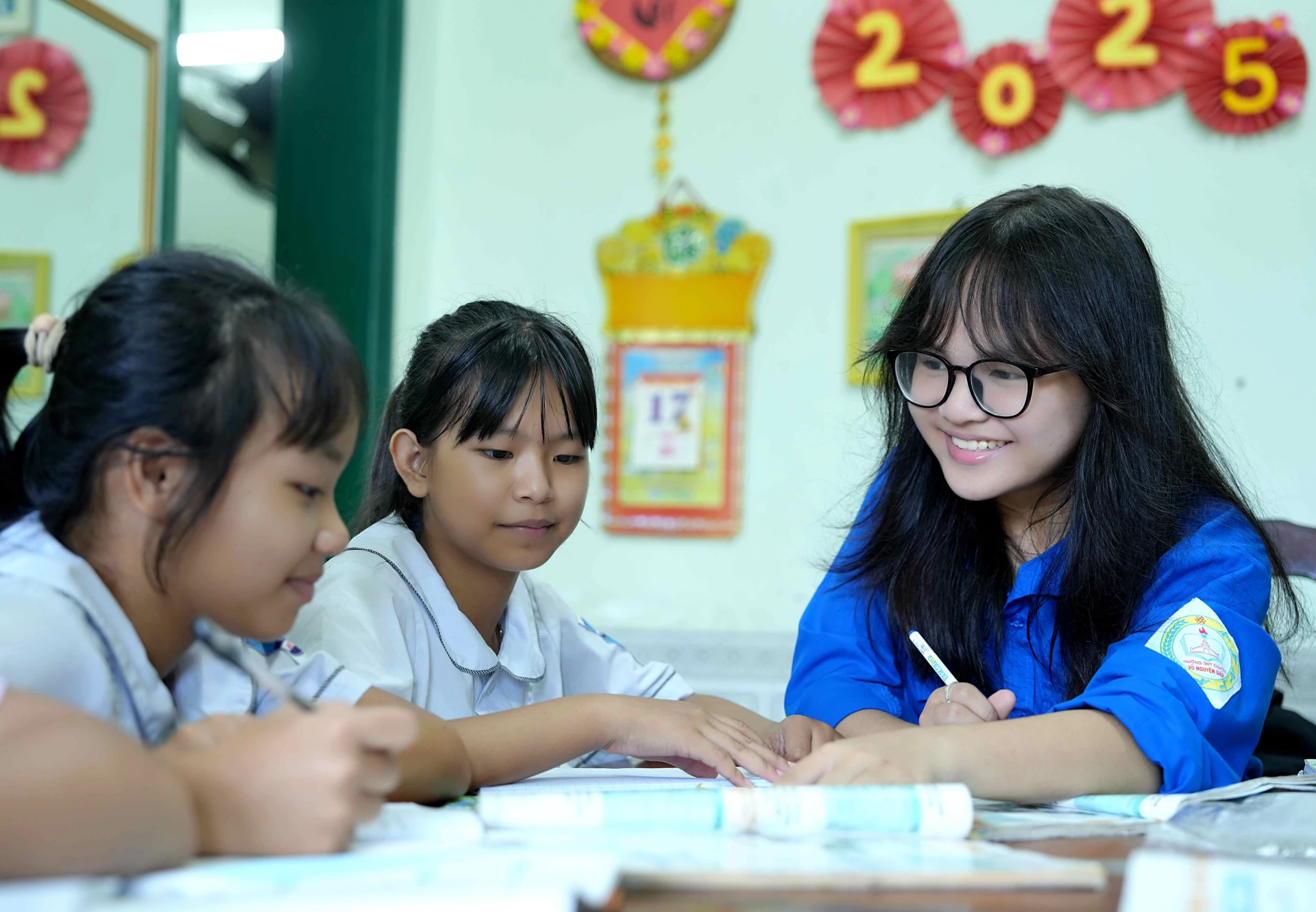 Đoàn viên Đoàn trường THPT chuyên Võ Nguyên Giáp tận tình dạy phụ đạo cho các em nhỏ Làng trẻ em SOS Đồng Hới - Ảnh: Q.H