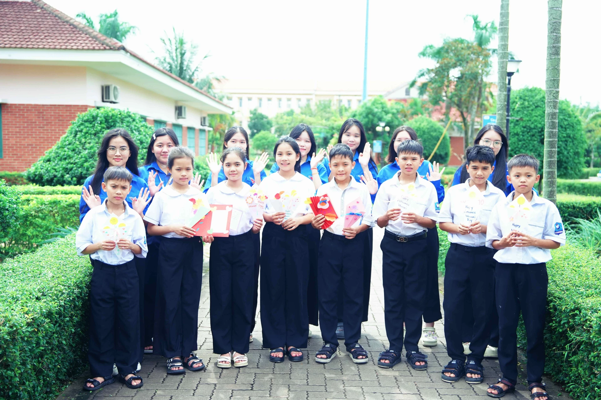 Đoàn viên, thanh niên Đoàn trường THPT chuyên Võ Nguyên Giáp chụp ảnh lưu niệm với các em nhỏ Làng trẻ em SOS Đồng Hới - Ảnh: Q.H