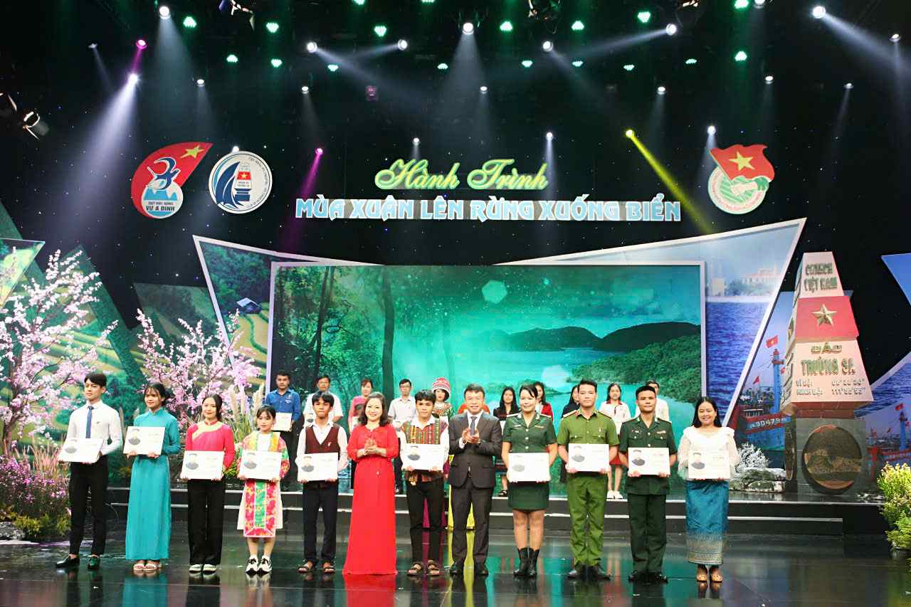 Đại úy Hồ Văn Hữu (đứng thứ 2, từ phải sang) từng vinh dự nhận giải thưởng Vừ A Dính - Ảnh: Q.H