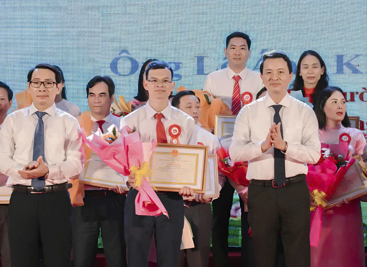 Thầy Khánh vinh dự được tuyên dương là “Điển hình tiên tiến ngành Giáo dục và Đào tạo giai đoạn 2020-2025”  - Ảnh: Q.H