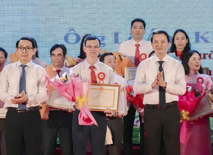 Thầy giáo trẻ cùng học trò vượt sóng