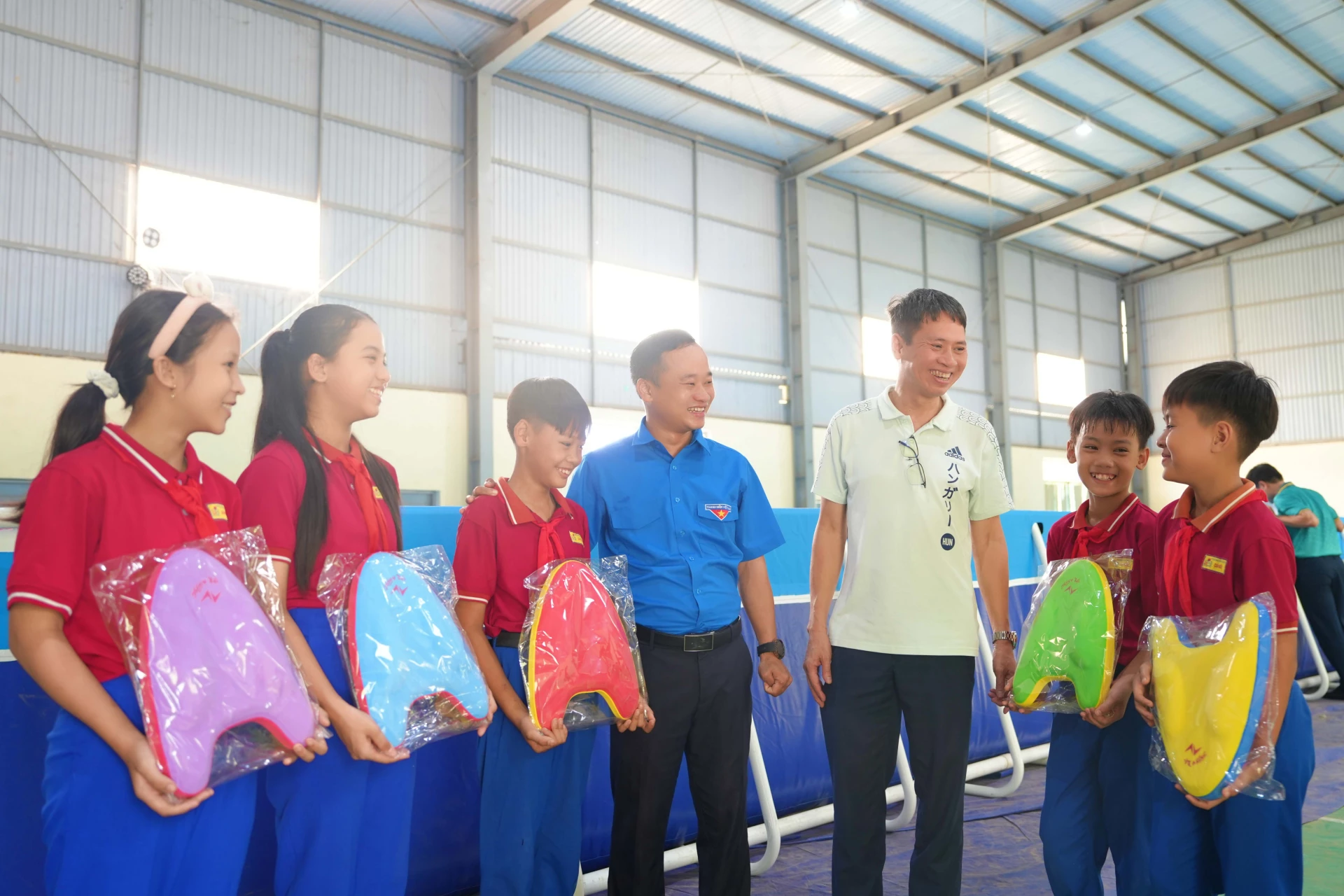 Niềm vui của học sinh Trường tiểu học và THCS Cam Hiếu khi được trao tặng công trình “Bể bơi cho em” và các phụ kiện bơi lội - Ảnh: Q.H