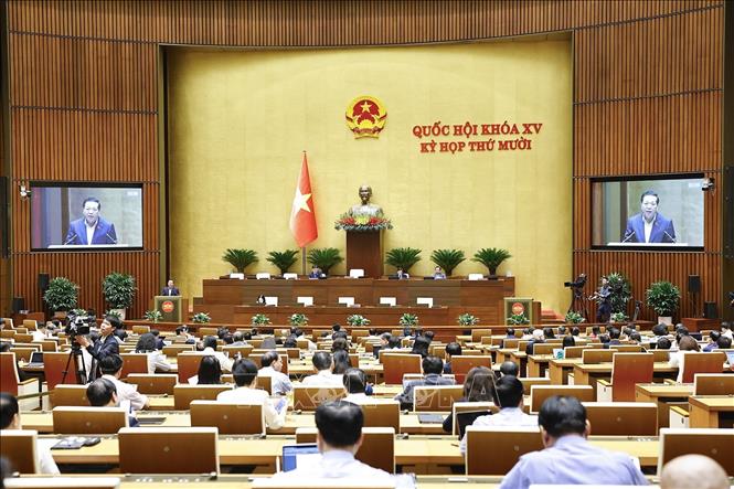 Bộ trưởng Bộ Xây dựng Trần Hồng Minh trình bày Tờ trình về chủ trương đầu tư xây dựng Cảng Hàng không quốc tế Gia Bình, sáng 14/11/2025. Ảnh: Doãn Tấn/TTXVN