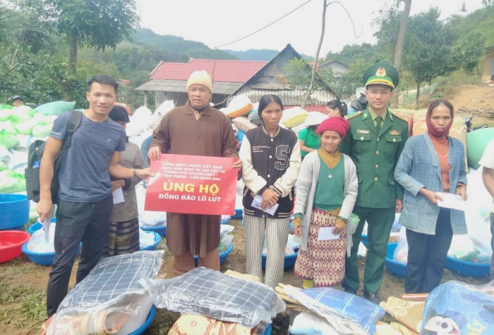 Hơn 260 triệu đồng quà tặng đến với bà con và học sinh vùng lũ