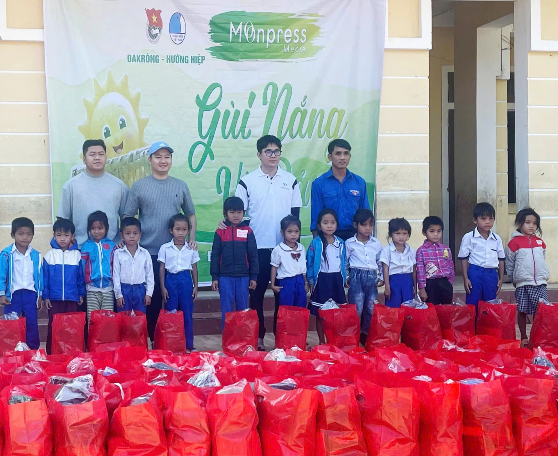 Trao quà cho học sinh Trường Tiểu học Pa Nang - Ảnh: K.S