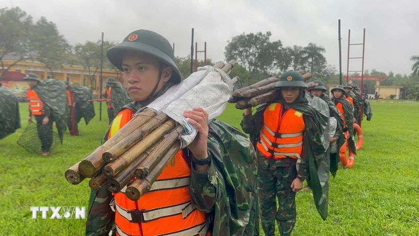 Lực lượng Trung đoàn 6, Bộ Chỉ huy Quân sự thành phố Huế sẵn sàng ứng phó bão số 13. (Ảnh: Mai Trang/TTXVN)