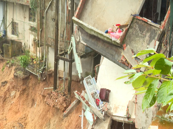 Sạt lở đất tại xã Khe Sanh, nhiều nhà dân có nguy cơ đổ sập