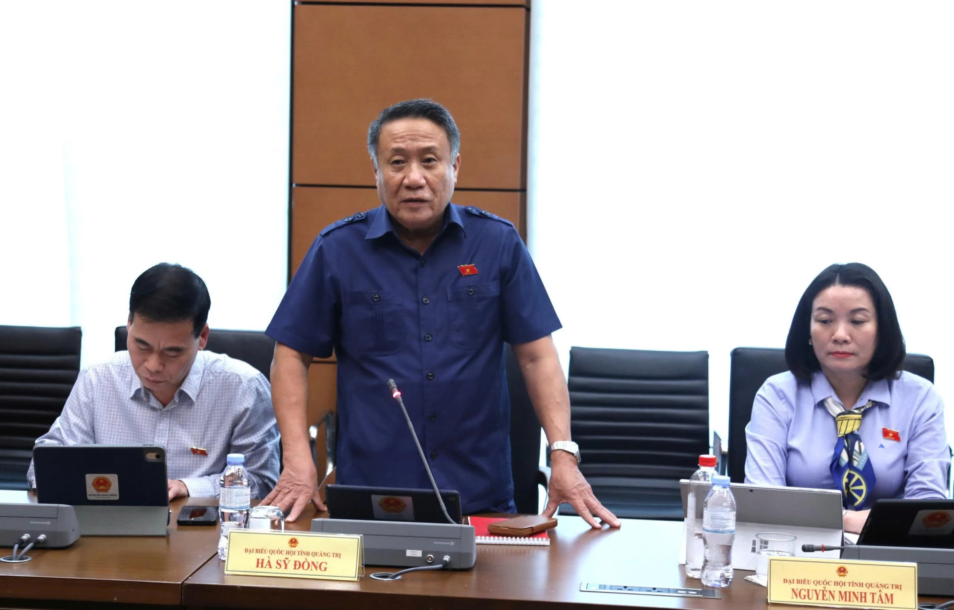 Đồng chí Hà Sỹ Đồng thảo luận tại tổ - Ảnh T.T