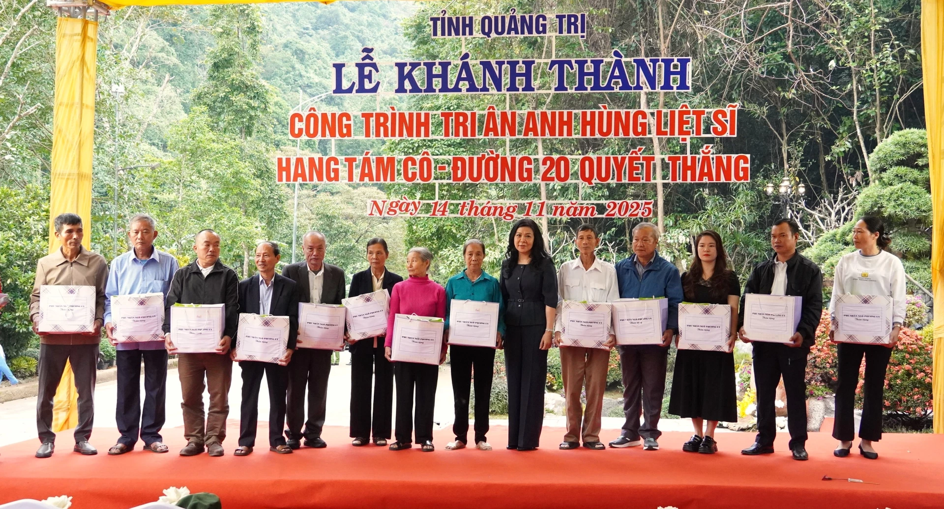 Bà Ngô Phương Ly, Phu nhân Tổng Bí thư Tô Lâm tặng quà cho thân nhân Liệt sĩ - Ảnh: QV