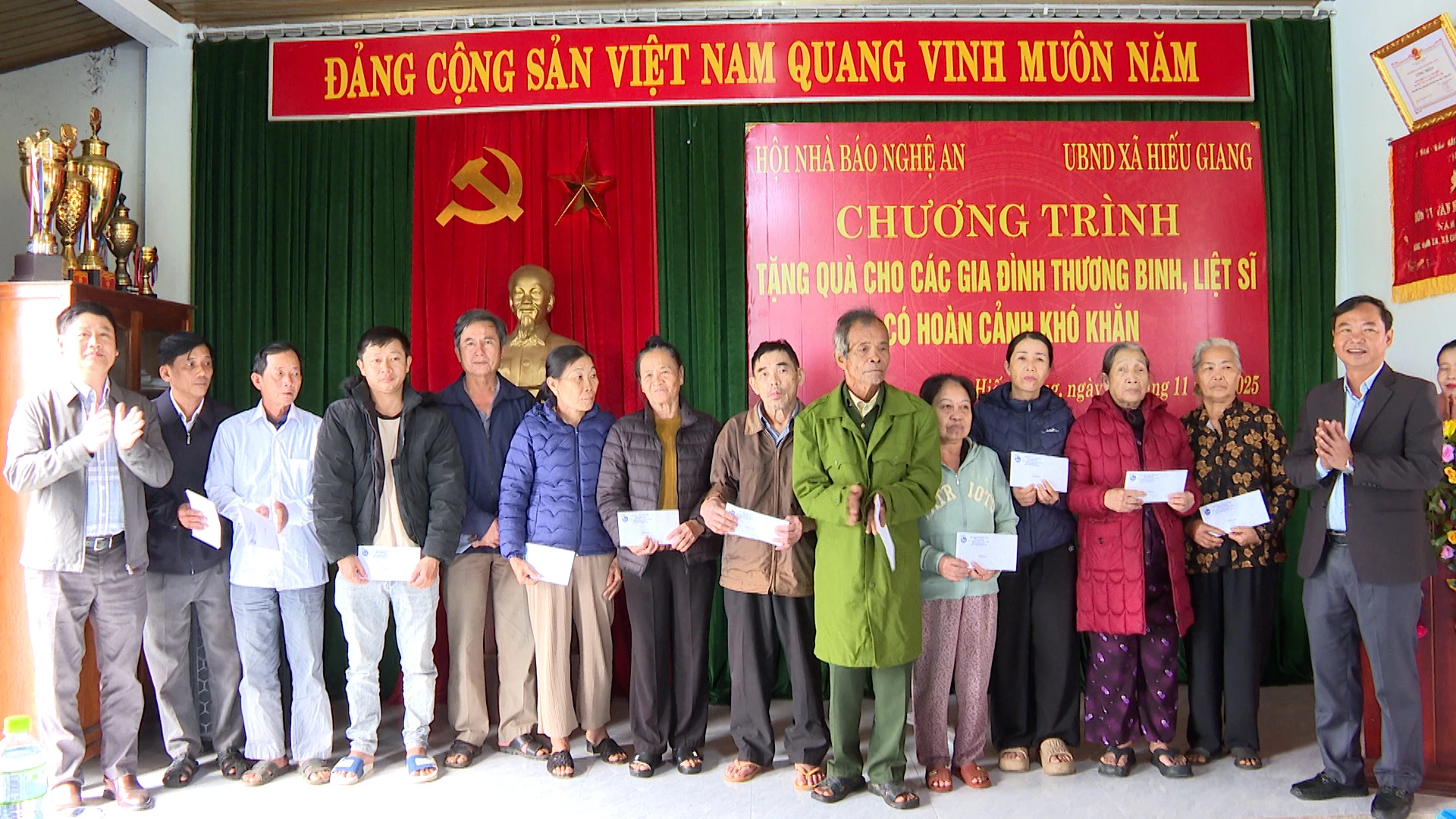 Hội Nhà báo tỉnh Nghệ An trao quà cho gia đình thương binh, liệt sĩ có hoàn cảnh khó khăn tại xã Hiếu Giang, tỉnh Quảng Trị