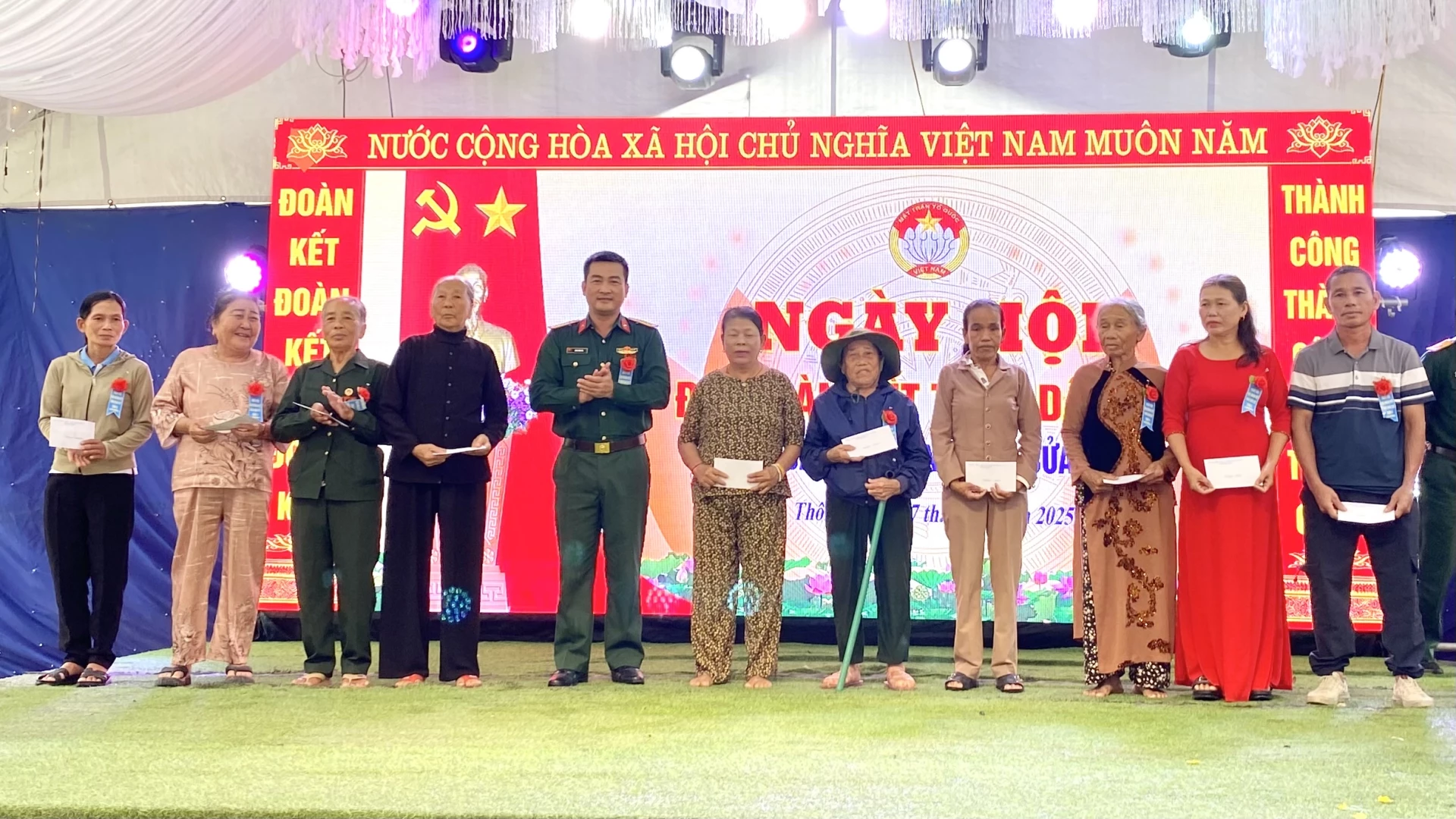 Tặng quà cho các hộ dân có hoàn cảnh khó khăn của thôn 5, xã Cửa Việt - Ảnh: MT