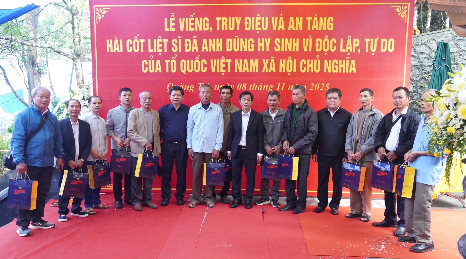 Các đồng chí lãnh đạo tỉnh tặng quà cho thân nhân các AHLS - Ảnh: QV