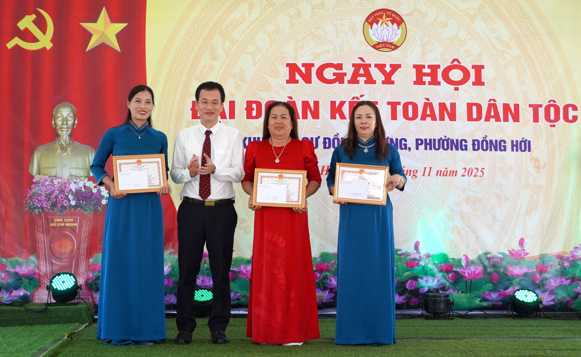 Đại diện lãnh đạo phường Đồng Hới trao thưởng các hộ dân tổ dân phố Đồng Dương. Ảnh: H.Tr